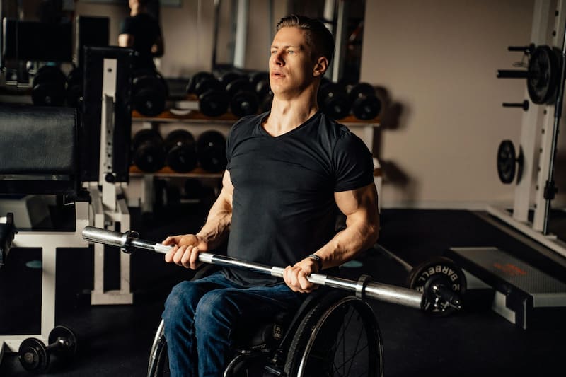 La barra recta, comparada con la EZ, ofrece un agarre más supinado, activando mejor el bíceps (Fuente: Pexels)