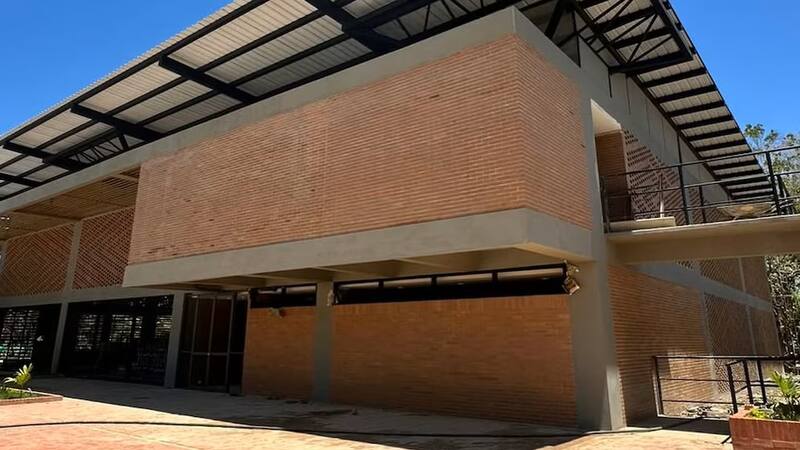 Fachada principal del nuevo colegio Pies Descalzos en Tibú, Norte de Santander, con moderna arquitectura en ladrillo y estructura metálica. (Imagen: Fundación Pies Descalzos)