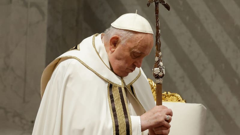 El Papa Francisco le pide ayuda a Dios antes de dejar el Vaticano.