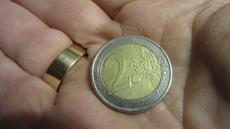Las monedas de 2 euros son muy buscadas y debes conocer dónde las puedes vender.