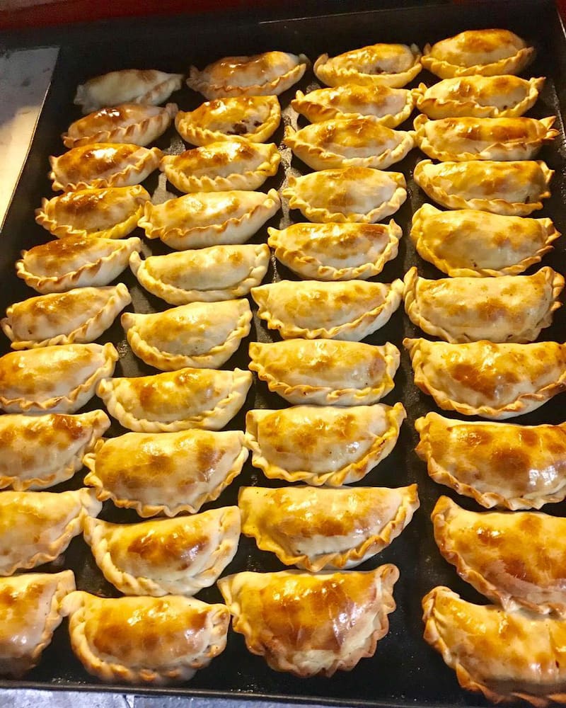 Las empanadas del restaurante vienen en múltiples opciones, como carne, pollo, capresse y humita. (Foto: Instagram @elprogresorestaurante)