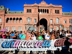 Marcha Federal LGBT+: una multitud colmó la Plaza de Mayo con críticas a Milei