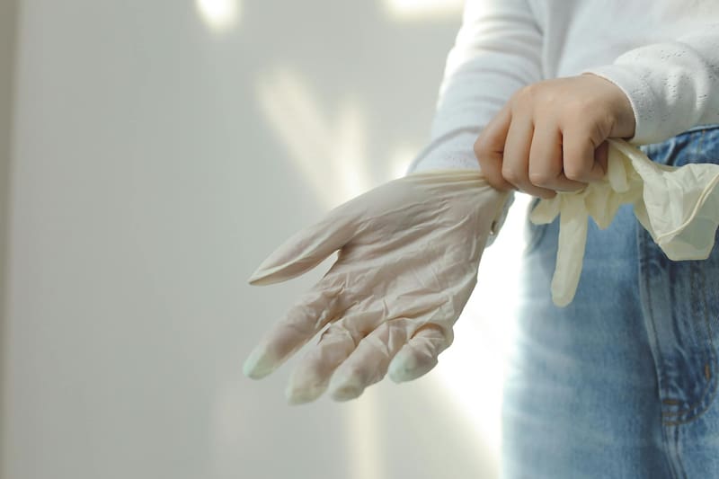 El guante de látex, un truco casero infalible para remover los pelos de las mascotas de la ropa. Foto: Pexels.