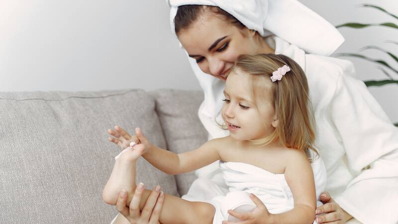 Su fórmula está enriquecida con ácido hialurónico y ceramidas esenciales para una hidratación profunda.