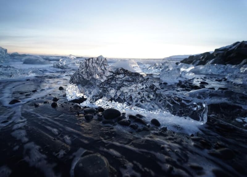 Investigadores de la NASA lograron identificar hielo cristalino mezclado con partículas de polvo en el disco de escombros que rodea a HD 181327. Imagen: archivo.