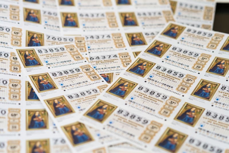 Para muchas personas, las fiestas son el momento de invertir en uno de los cartones para lograr ganar el pozo más grande de la lotería. (Fuente: Archivo).