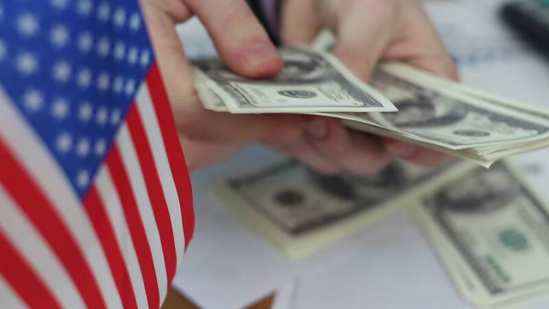 Si se quiere realizar el canje a razón de $ 200 por dólar, se requeriría contar con u$s 18.000 millones reservas. Habría que obtener un préstamo externo de u$s 12.000 millones para esa operación.