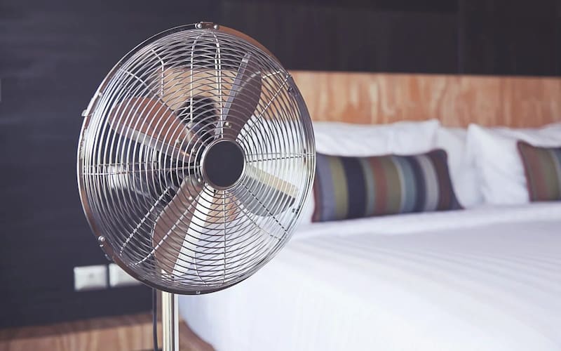 Las botellas actuarán como refrigerantes alrededor del ventilador, lo que disminuirá la temperatura y repartirá aire frío.