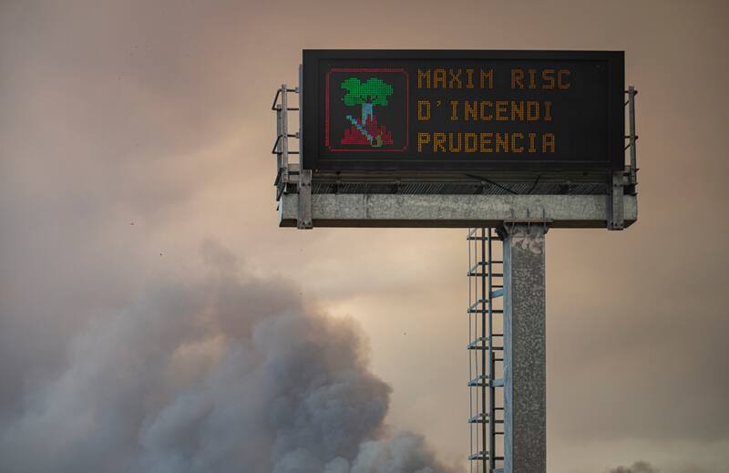 El fuego en Sant Fruitós del Bages, Barcelona, se desató hoy, ya cubre 95 hectáres y avanza "con potencia y proyecta focos secundarios" - EUROPAPRESS