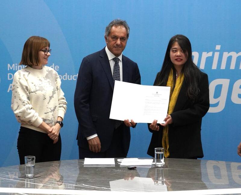 La secretaria de Minería, Fernanda Ávila, junto al ministro de Producción Daniel Scioli y la directora financiera de Zijin, Zheng Jiao
