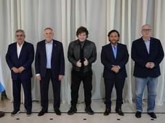 Acusan a un gobernador peronista aliado a Milei de malversar recursos públicos