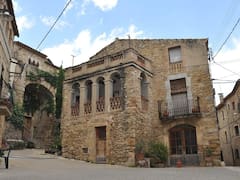 El poco conocido pueblito catalán que tiene calles empedradas y un castillo medieval: fue declarado Bien de Interés Cultural