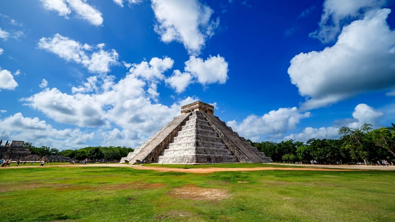 Hermosa vista de la pirámide de Chichén Itzá en Yucatán, México.