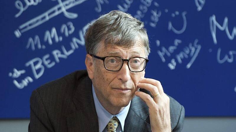 Bill Gates instó a los Gobiernos a trabajar con el sector privado para limitar a la Inteligencia Artificial.