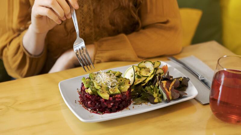 El Día del veganismo celebra la alimentación basada en plantas y promueve el bienestar animal.