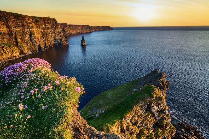 Los acantilados de Moher, en Irlanda, se elevan hasta 214 metros sobre el nivel del mar y se extienden por unos 8 kilómetros. FUENTE: Shutterstock.