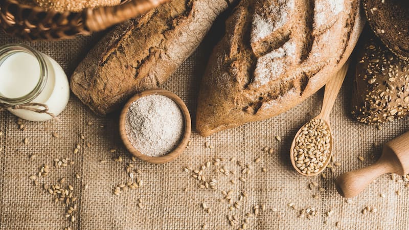 Muchos alimentos procesados contienen gluten como estabilizador o espesante.