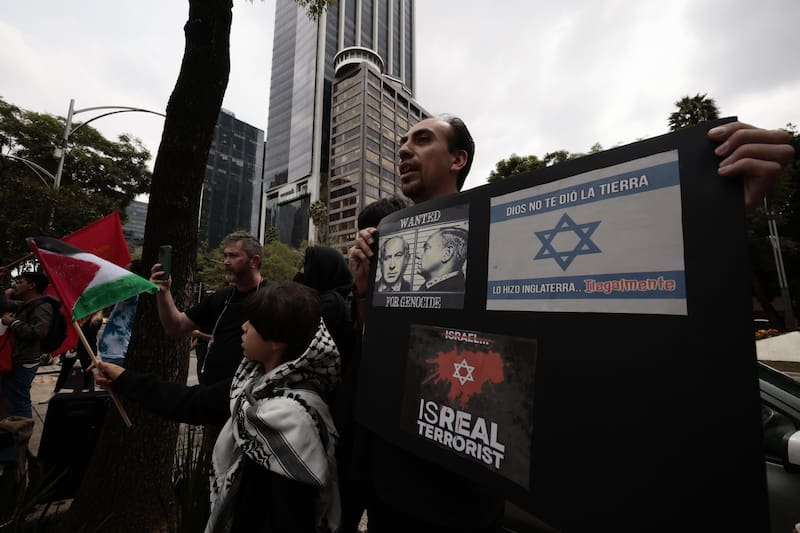 "Palestina existe y resiste" y "¡Es genocidio, no es autodefensa", fueron algunas de las principales consignas de la protesta. Foto: EFE