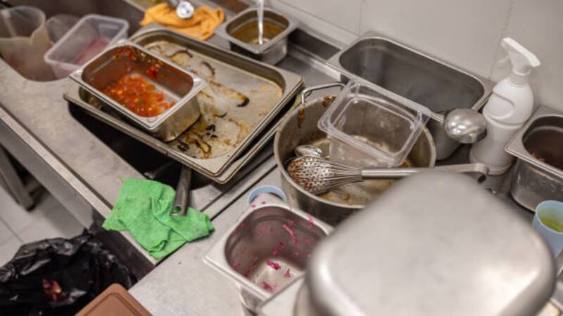 Expertos no recomiendan dejar platos sucios.