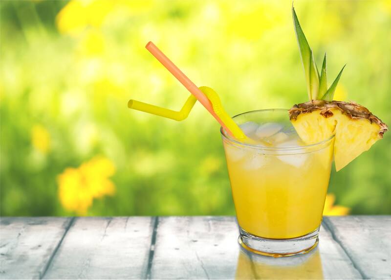 El jugo de naranja y piña es una excelente alternativa para empezar tus mañanas con energía. Fuente: Shutterstock.