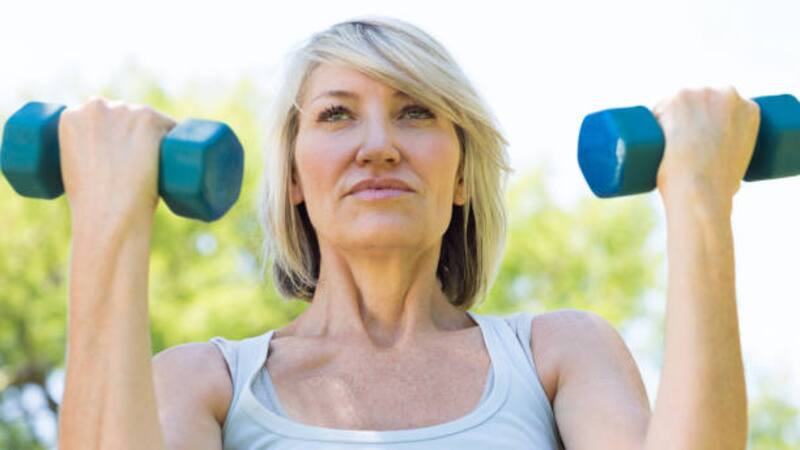 Este tipo de ejercicio puede ayudar a contrarrestar la pérdida de densidad ósea que ocurre con la edad.