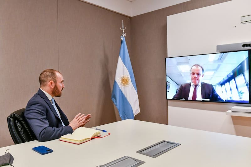 Martín Guzmán con el presidente del Club de París, Emmanuel Moulin