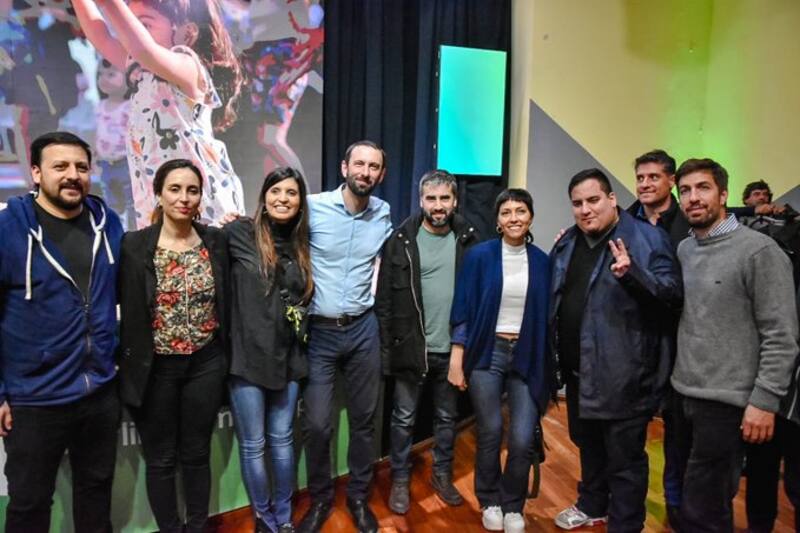 El intendente interino de Hurlingham, Damián Selci, junto a dirigentes de La Cámpora