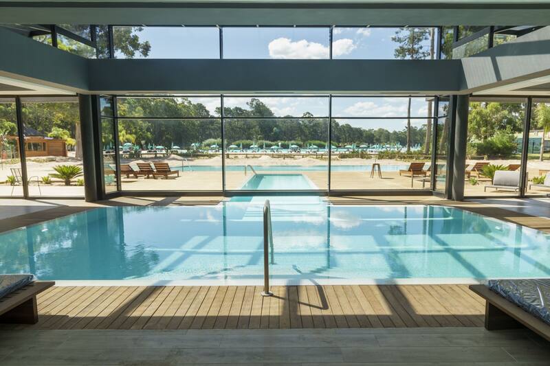 El código arquitectónico es elegante, moderno, de líneas simples y funcionales