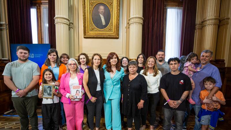Cristina Kirchner junto a las autoras eilustradora del libro "Los nietos te cuentan cómo fue" y quienes dieron testimonio