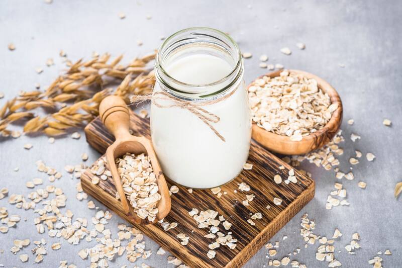 La combinación de avena, leche y manzana proporciona un desayuno equilibrado y nutritivo para comenzar el día. (Foto: Shutterstock)