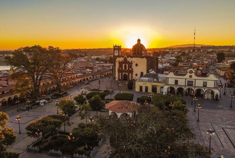 La Plaza Central se destaca como la más grande en todo el estado de Querétaro. Foto: Instagram @amealco_pueblomagico.
