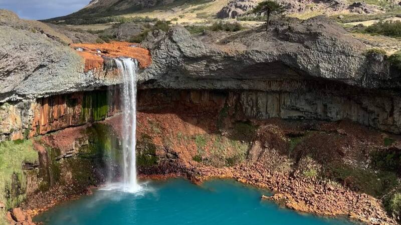 Los imponentes colores se producen a partir de la composición de los minerales que arrastra el agua, como el azufre y el hierro