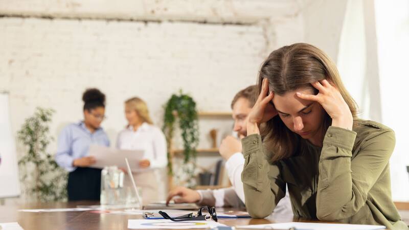 La carga de trabajo acumulada durante las vacaciones puede contribuir a la sensación de agobio al regresar.