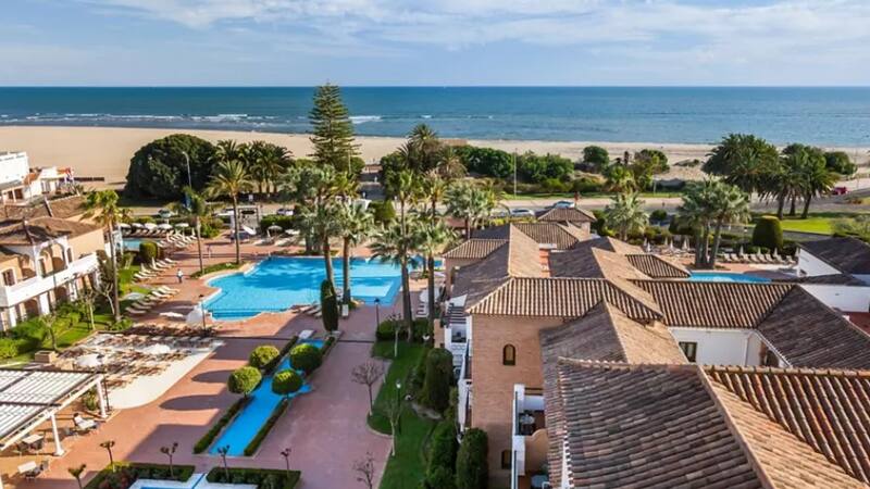 Se encuentra en primera línea de una extensa playa dorada de la Costa de la Luz.