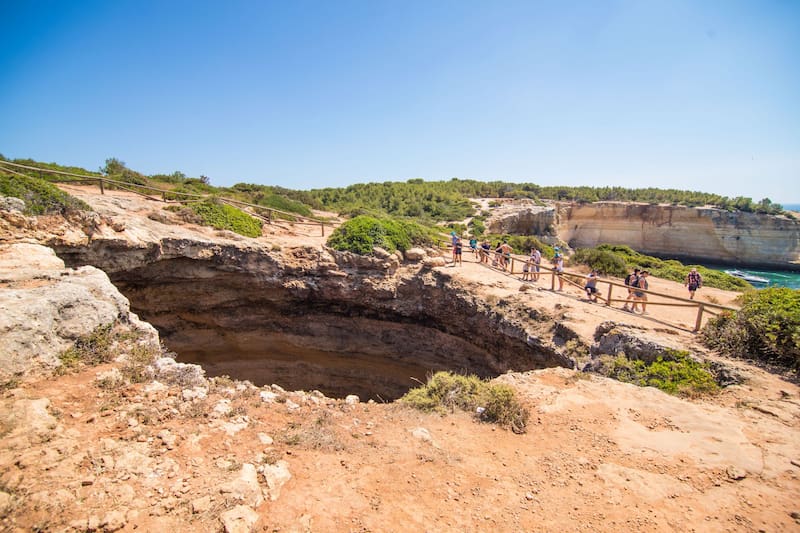 Los socavones son grandes agujeros que se pueden formar en la tierra de manera natural y en cuestión de horas. Foto: Archivo.