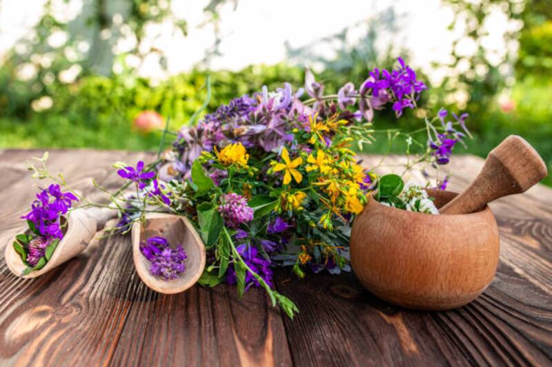 El té de manzanilla y pétalos de rosa es ideal para cualquier persona que desee mejorar su salud de forma natural. Fuente: IStock.