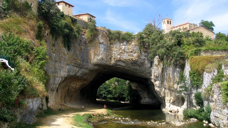 Arco tallado por el río Nela, Puentedey.
