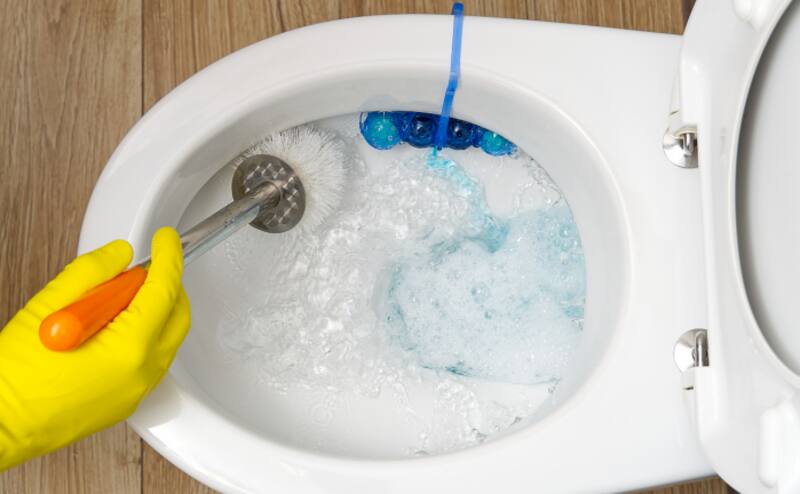 El producto de limpieza menos pensado para erradicar el sarro de tu inodoro para dejarlo reluciente