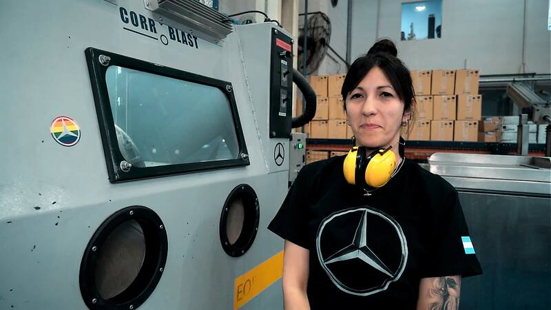 Jesica Pereyra, colaboradora de Granallado y Acondicionado de Piezas Mercedes-Benz Camiones y Buses.