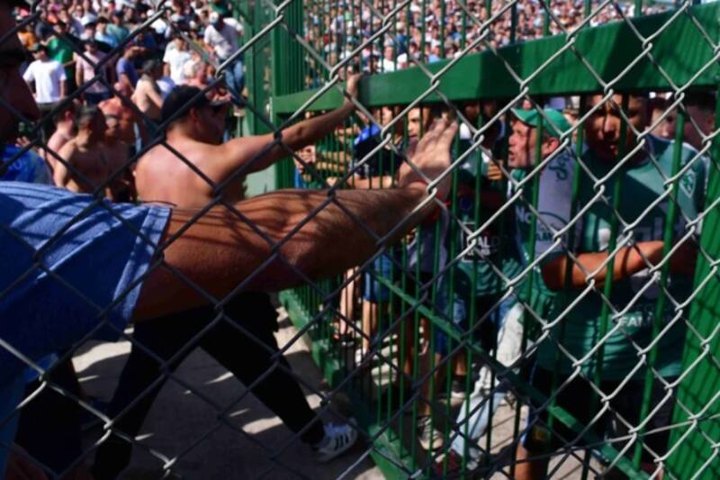 Incidentes en el estadio de Sarmiento de Junín. (Foto: Marcelo Carroll/Olé)