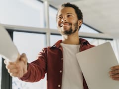 Mudarse a España: las profesiones que exigen homologación para trabajar en el país y ganar en euros