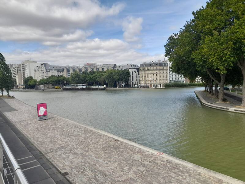 La rotonda de los canales en La Villette. En primer plano el Canal de l'Ourrq y al fondo la boca del Canal Saint-Denis.