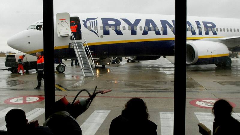 Adiós Ryanair: estos aeropuertos cancelan rutas y cierran operaciones de la aerolínea low cost.