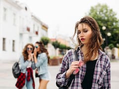 Estos son los rasgos que revelan a un amigo que habla mal de ti a tus espaldas, según la psicología