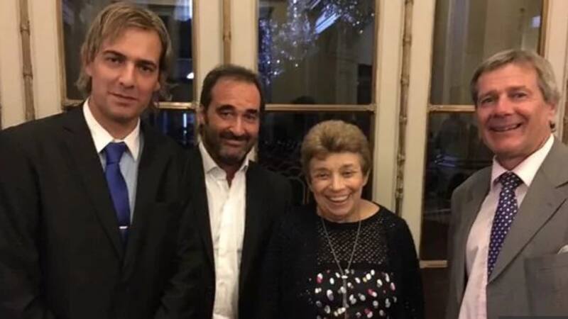 Pitrau, en el centro sin corbata.