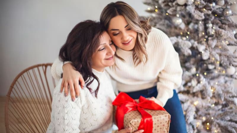 Google Trends es una herramienta gratuita ofrecida por Google que permite medir y visualizar la popularidad relativa de términos, temas o consultas específicas.