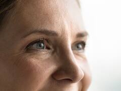 Adiós patas de gallo: cómo prevenirlas antes de los 40 en tres simples pasos con una crema que puedes comprar en el supermercado