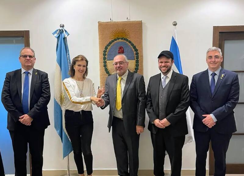 XtraLit anunció su llegada a la Argentina en febrero en un encuentro con Diana Mondino en Israel, durante la gira de Milei.