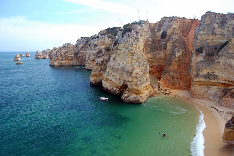 La región del Algarve es reconocida por sus veranos cálidos y secos e inviernos suaves, perfecta para disfrutar al aire libre (Fuente: Steven Fruitsmaak / Wikimedia Commons)