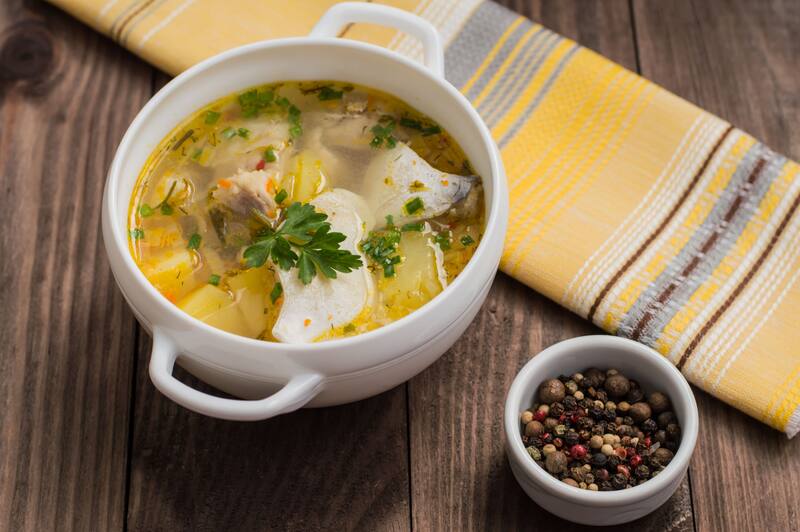 El caldo de pescado es una manera de incorporar colágeno y omega-3.